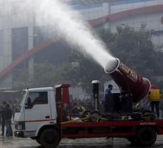 In India cannoni antismog sparano acqua per abbassare l’inquinamento