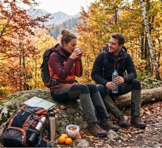 Trekking d'autunno la guida all'idratazione per le camminate del foliage