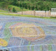 A Taiwan un mosaico da Guinness fatto con 4 milioni di bottiglie di plastica_alt tag