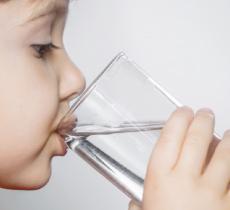 Rientro a scuola, l’importanza di bere acqua per gli studenti 