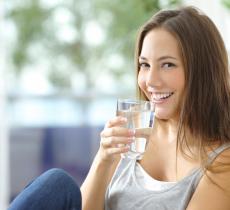 Acqua e felicità: perché bere acqua mette di buonumore – In a Bottle