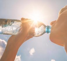 Cinque consigli (+1) per bere più acqua durante il giorno - In a Bottle