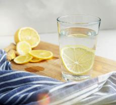 I benefici derivanti dal bere acqua e limone