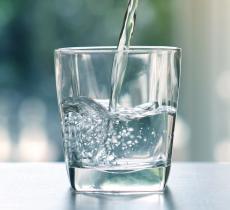 Acqua e stitichezza: quale scegliere e perché bere aiuta contro la stipsi