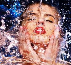 Bibliografia: Articolo healthline: https://www.healthline.com/health/beauty-skin-care/wash-face-with-cold-water  * Scientific Evidence-Based Effects of Hydrotherapy on Various Systems of the Body; Mooventhan A, et al. (Maggio 2014) The effect of cold showering on health and work: a randomized controlled. Buijze GA, et al. (2016)