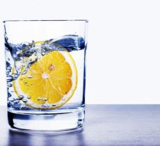 Acqua e limone: i benefici per la salute
