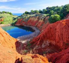 Lago di Bauxite in Salento: lo spettacolo del lago rosso di Otranto