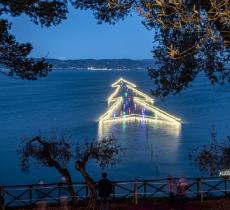 L’albero di Natale più grande al mondo sull’acqua? È stato realizzato in Italia