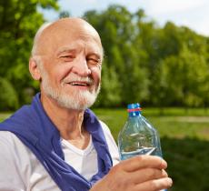 Anziani e idratazione: perché non sentono lo stimolo della sete 