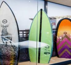 Arriva la tavola da surf in plastica riciclata 