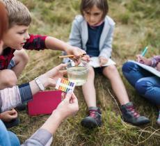 Kids Teaching Kids: Bambini Insegnano a Proteggere Corsi d’Acqua – In a Bottle