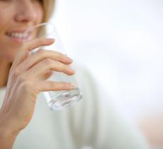 I benefici di bere acqua appena svegli, a stomaco vuoto per “lavare via” le tossine