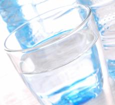 Bere troppa acqua fa male?