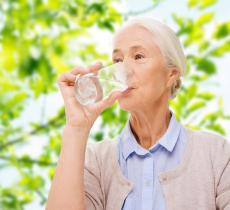 Bere acqua migliora la salute mentale degli anziani 
