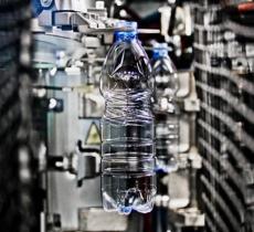 Bottiglie d'acqua in PET: dimezzato il peso medio 