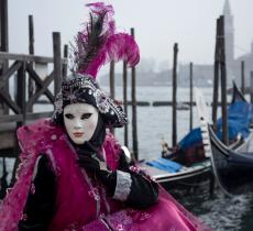 Carnevale di Venezia: sfilata galleggiante dedicata alla luna – In a Bottle