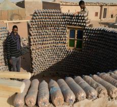 Case di bottiglie di plastica nel deserto algerino 
