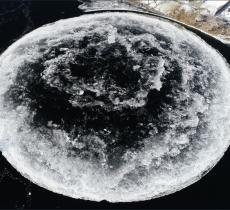 Il cerchio ghiacciato di 100 metri di diametro in un fiume del Maine – In a Bottle