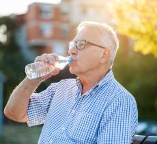 Come prevenire la disidratazione negli anziani - In a Bottle