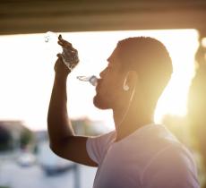 Corretta idratazione, come capire se si beve abbastanza acqua - In a Bottle