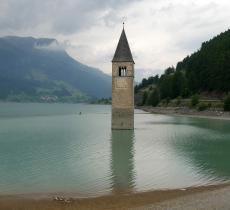 Curon, storia e leggenda del campanile che emerge dal lago - In a Bottle