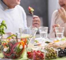 Dieta mediterranea e tanta acqua per salvare il cuore 