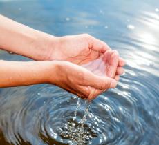 “Dona acqua, salva una vita”: la campagna di Oxfam per garantire acqua pulita