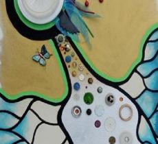 Elizabeth Moss, maestra di arte con oggetti riciclati 