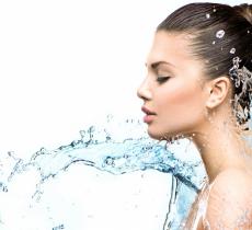 Face Mist, l’acqua idratante spray per la salute del viso in estate