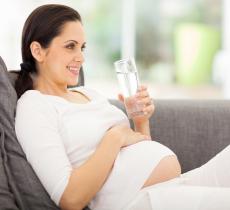 Festa della Mamma, come le donne in dolce attesa dovrebbero mantenersi idratate - In a Bottle