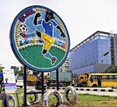 Fifa promuove il riciclo con murales da 7000 tappi di plastica 