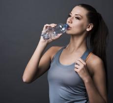I 5 segnali con cui il tuo corpo ti invita a bere più acqua alt_tag