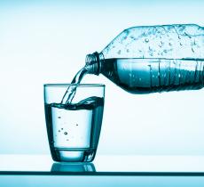 Bere mezzo litro d’acqua prima dei pasti aiuta a dimagrire