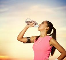 Linee guida complete per l'idratazione ottimale per ogni sport