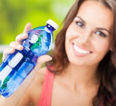 Bere acqua: 10 benefici di un bicchiere d’acqua al mattino - In a Bottle