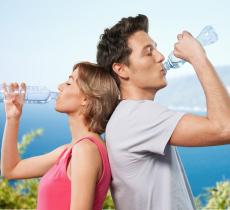L’importanza di bere acqua per la salute dei capelli in estate 