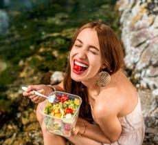 Mangiare bene e restare idratati aiuta a essere felici alt_tag