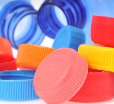Raccolta tappi di plastica e riciclo delle bottiglie, cosa sapere