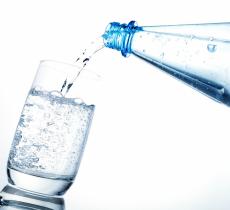 Gli 8 importanti benefici dell'acqua minerale 