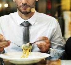 Gli uomini che mangiano soli sono a maggior rischio di obesità 