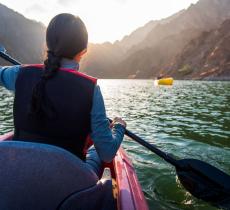 Holly Budge, l’atleta con la paura dell’acqua che ha partecipato ad una competizione di corsa, kayak e bicicletta - In a Bottle