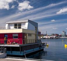 Dalla Francia all’Olanda, passando per l’Italia: ecco le Houseboat, la nuova frontiera del turismo acquatico - In a Bottle