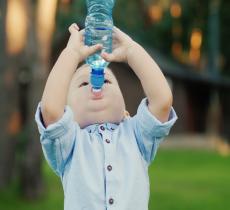 I bambini che bevono poco soffrono di tosse più degli altri 