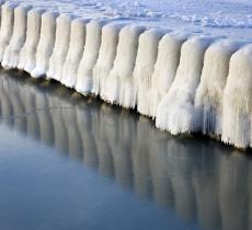 Il lago Michigan trasformato in una distesa di ghiaccio appuntito - In a Bottle