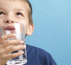 L’acqua, soluzione per i bambini che fanno attività fisica