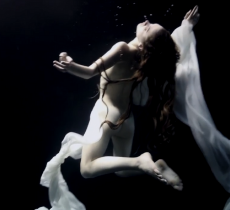 Jose G Cano, il fotografo che ritrae le donne sott'acqua 
