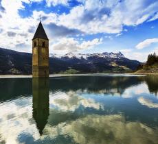 Chiesa Sommersa Lago Resia Leggenda Campanile che Emerge dalle Acque – In a Bottle