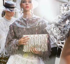 La plastica sfila in passerella con Karl Lagerfeld per Chanel 