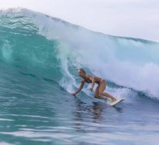 La storia di Bethany Hamilton, surfista con un braccio solo a cavalcare le onde - In a Bottle