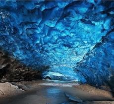 Le cave di ghiaccio islandesi che incantano il mondo 